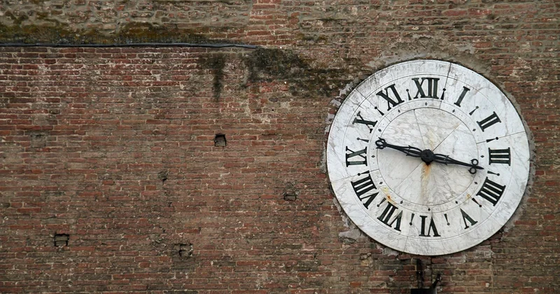 Combien coûte vraiment une horloge murale des années 50 ?