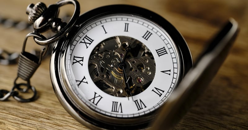 Retrouvez le charme rétro d’une horloge murale année 50 pour votre déco