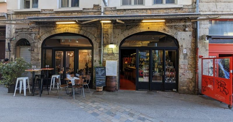 Prix cave à vin sur mesure sous escalier : le guide malin pour un rangement qui a du style