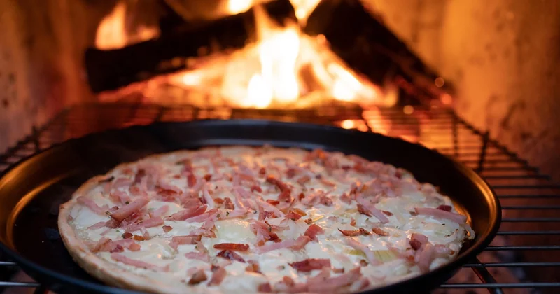 Cuire une pizza au micro-ondes en mode grill : bonne idée ou piège ?