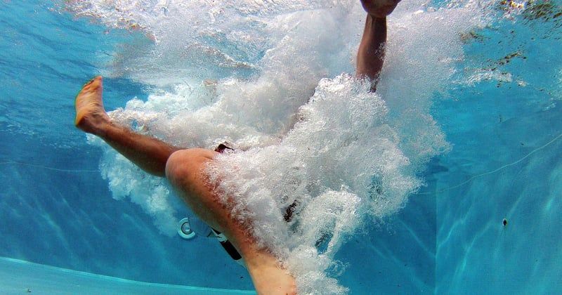 Air dans la pompe piscine : 5 causes et solutions rapides