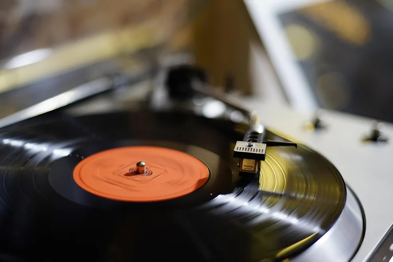 Comment poser un covering vinyle vous-même (sans tout foirer)