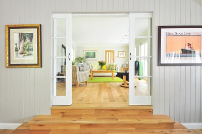 Technique pour poncer un vieux meuble en bois verni : guide complet 2026