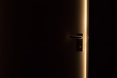 Comment isoler une porte d'entrée contre les courants d'air en 2026